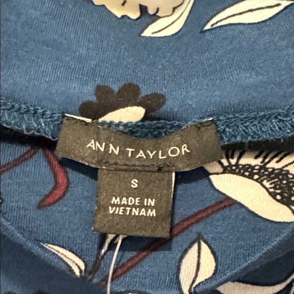 NWT Ann Taylor Mock Neck Top - Picture 3 of 8